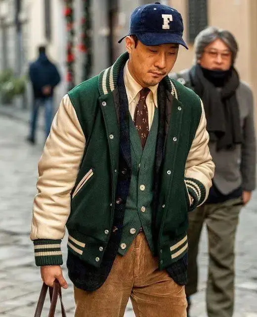 This autumn and winter, don’t wear work clothes all the time! This baseball jacket is retro and trendy, but it’s also practical