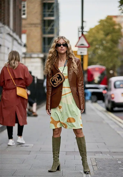 This colorful leather jacket is suitable for early autumn. It is simple, versatile and stylish, and your style will become fashionable in a second when the season changes