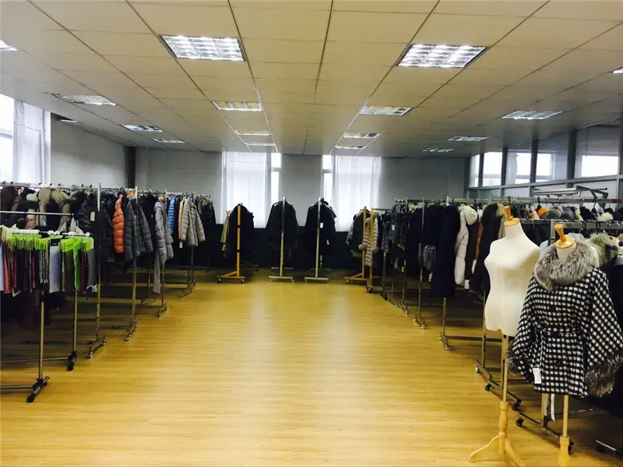 How can international buyers find down jacket suppliers online?