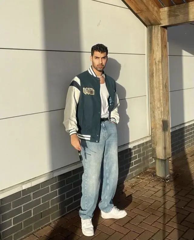 Baseball jackets are popular again this year. Pair them with these 3 pairs of pants for a fashionable and energetic look in autumn.