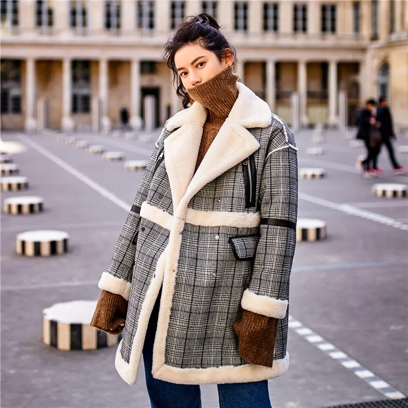 The motorcycle jacket leads the trend and is trendy. It can be worn in long or short lengths, highlighting the high waistline, and is back in fashion