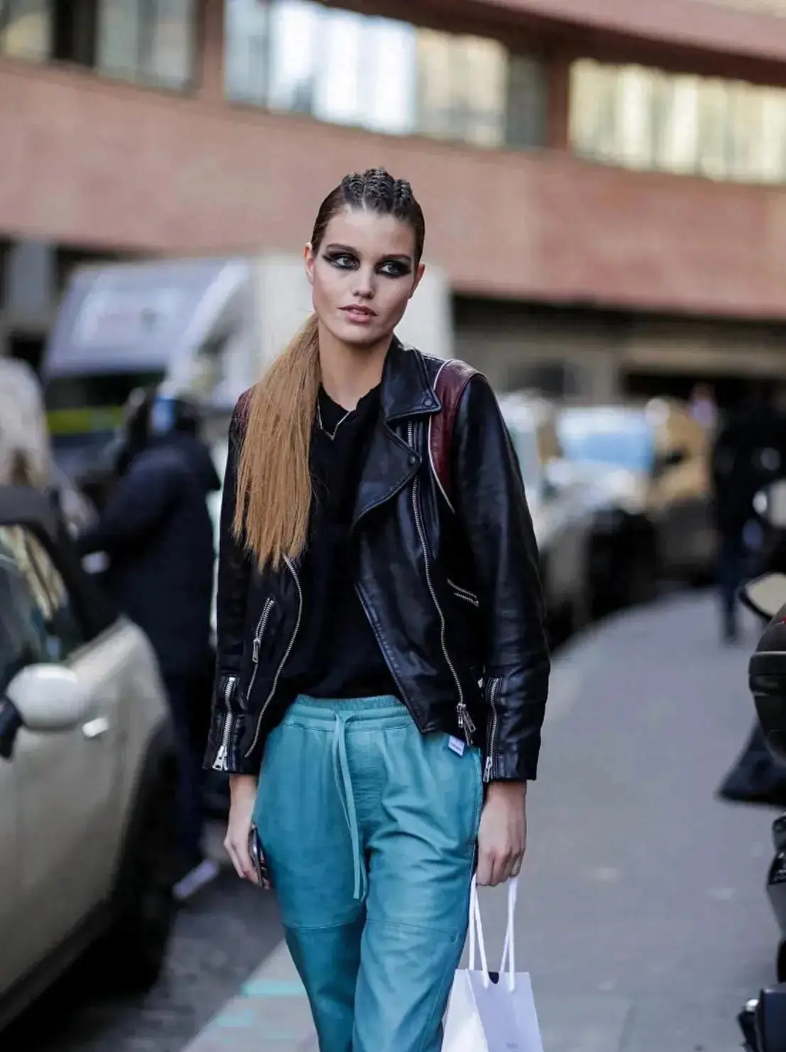 It is necessary to wear it in winter. Pairing it with a leather jacket inside the color matching is very personalized. It is a fashionable matching point