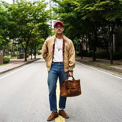 When wearing jeans in autumn, you can choose a jacket like this!