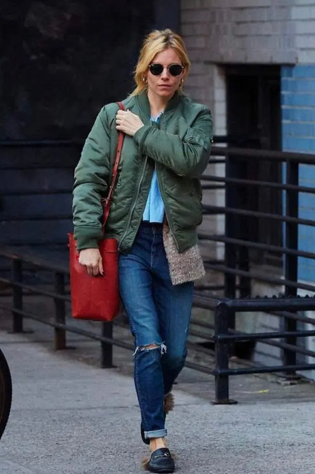 This flight suit is popular this winter. It is fashionable, handsome and warm. It looks great with skirts and trousers