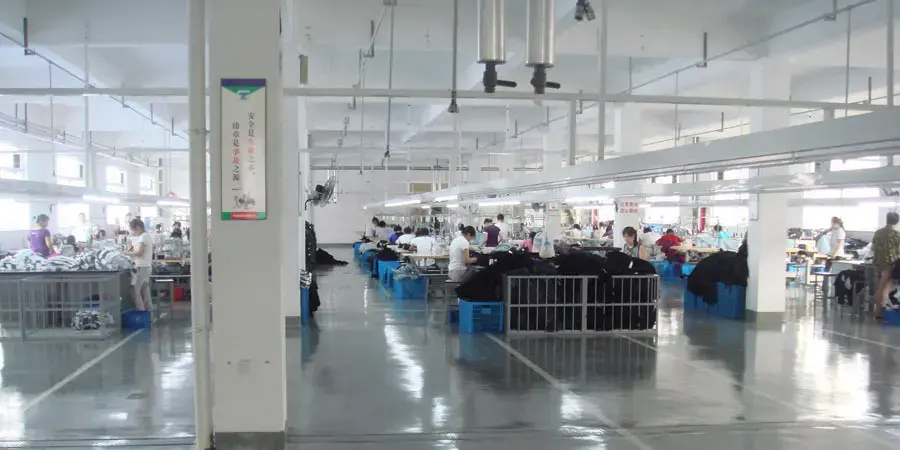 How can international wholesale buyers find reliable down jacket suppliers?